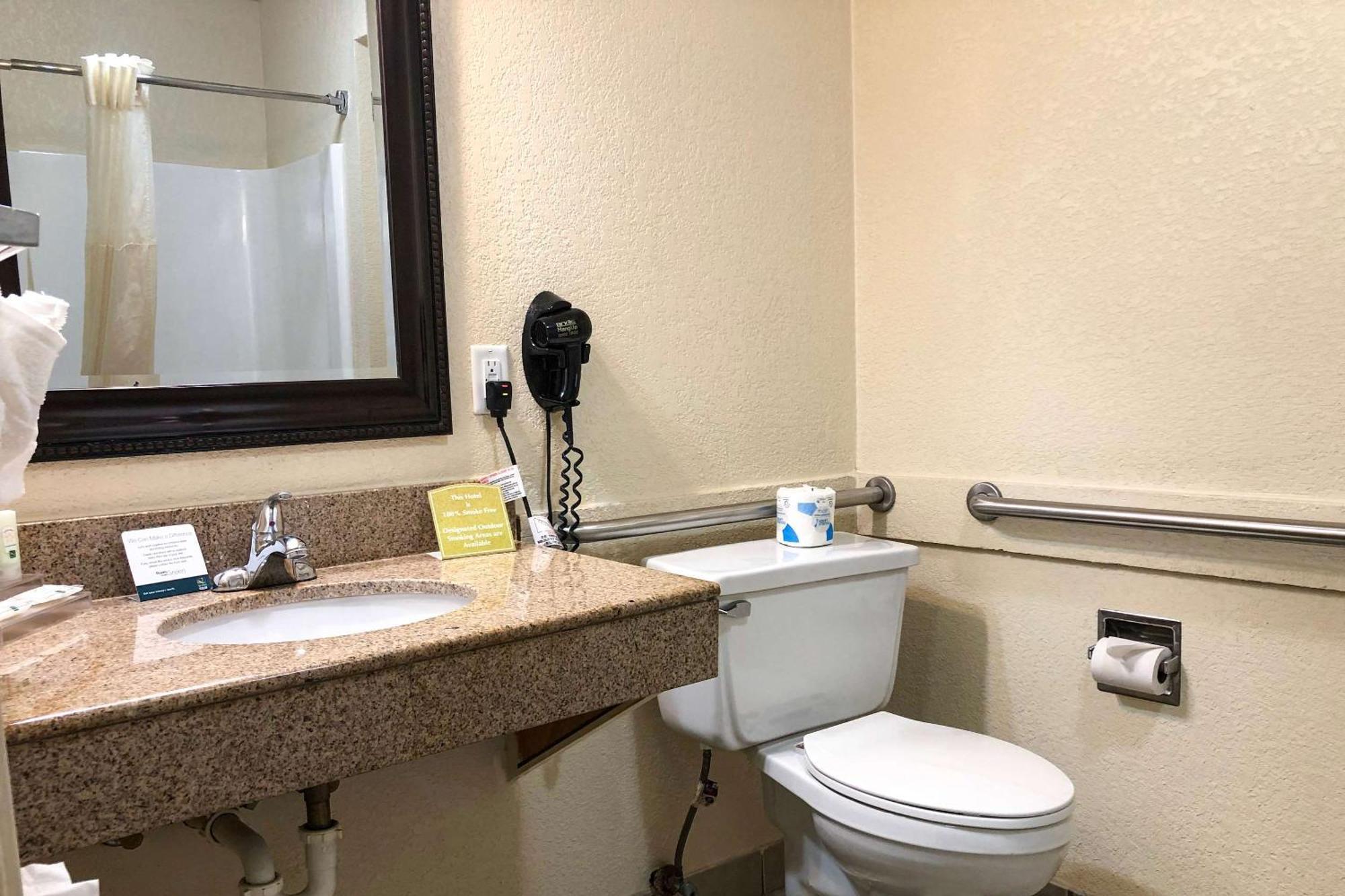 Quality Inn I-70 At Wanamaker Topeka Esterno foto